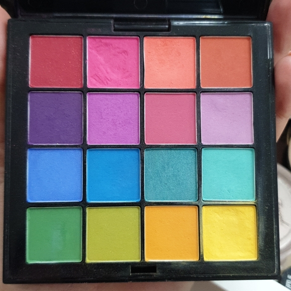 Nyx eyeshadow palette - Picture 3 of 5
